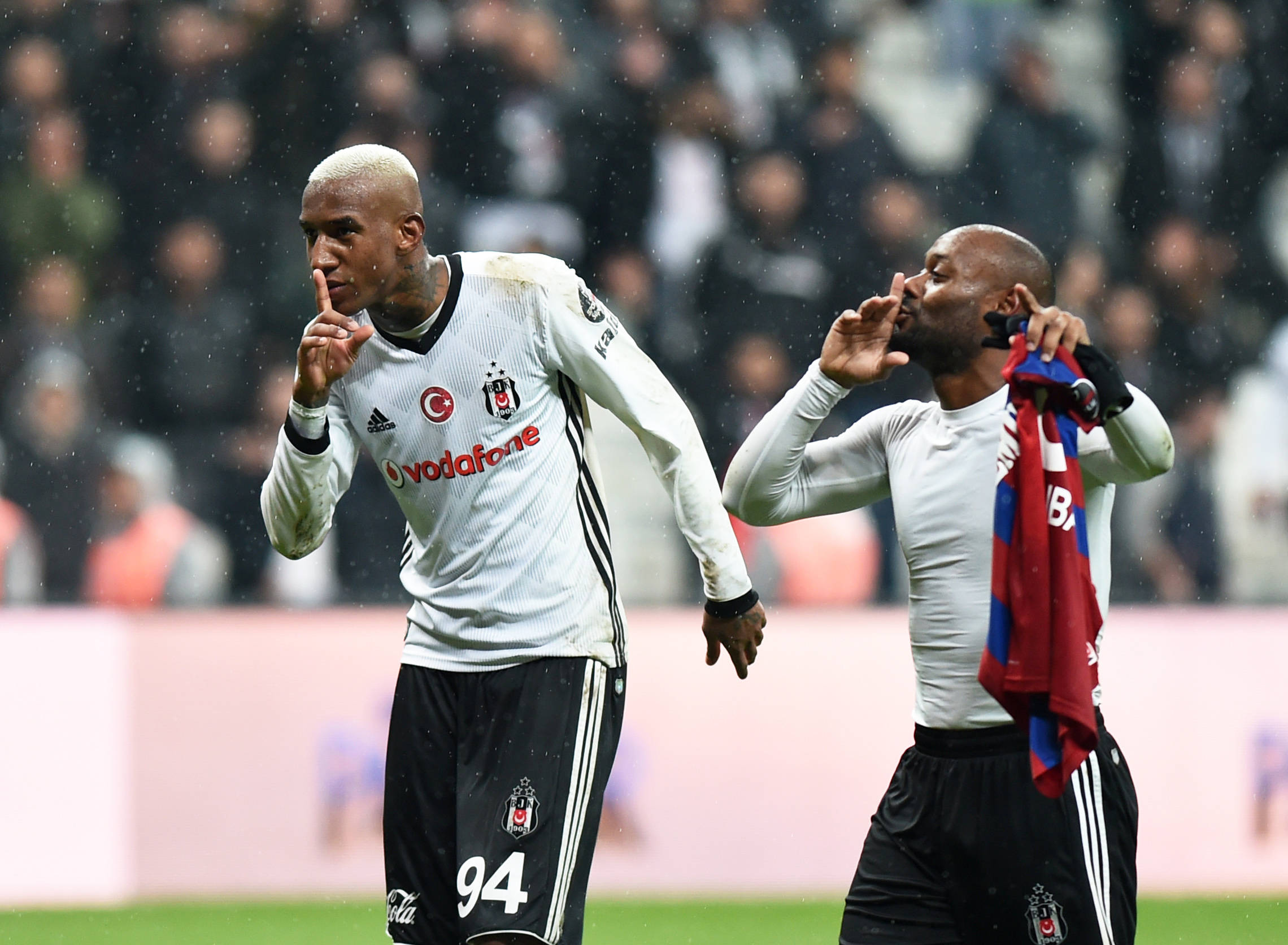 阿贾克斯备受瞩目，挑战欧冠巨人